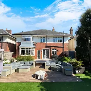 Four Bedroom Family Abode With Hot Tub, Garden And Bbq , Bournemouth United Kingdom
